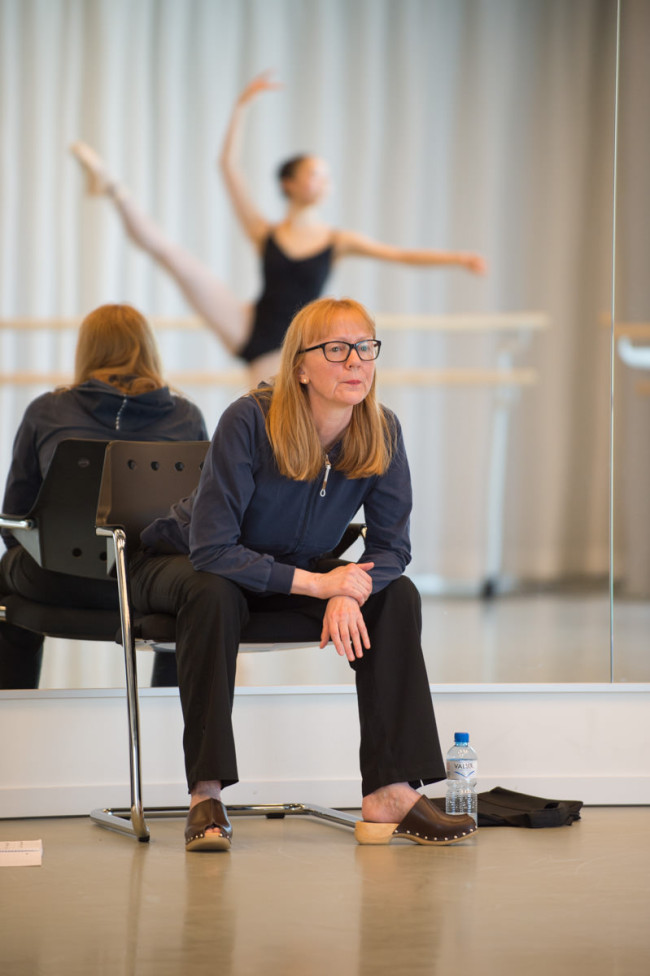 Steffi Scherzer, Leiterin der Tanz Akademie Zürich, beim Spitzentraining mit ihren Schülern. Foto: Mike Flam 