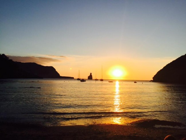 der schönste Sonnenuntergang auf Ibiza am Strand Cala Benirràs. Täglich treffen sich dort Trommler und begleiten die Sonne. 