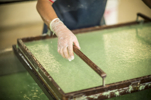 Papierschöpfen - ein altes Handwerk blüht wieder auf und schafft Arbeitsplätze. Foto: IKEA 