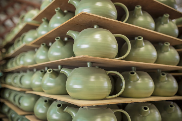 Handgefertigte Keramik - jedes Stück von Hand gefertigt - Doi Tung Development Project in Thailand - Kollektion VAELBALANS (PHOTOPRESS/Ikea)