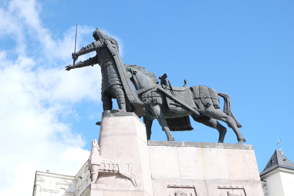 Die Statue des Großfürsten Gediminas von Litauen auf dem Platz vor der Kathedrale St. Stanislaus in Vilnius. Foto: Giovanoli