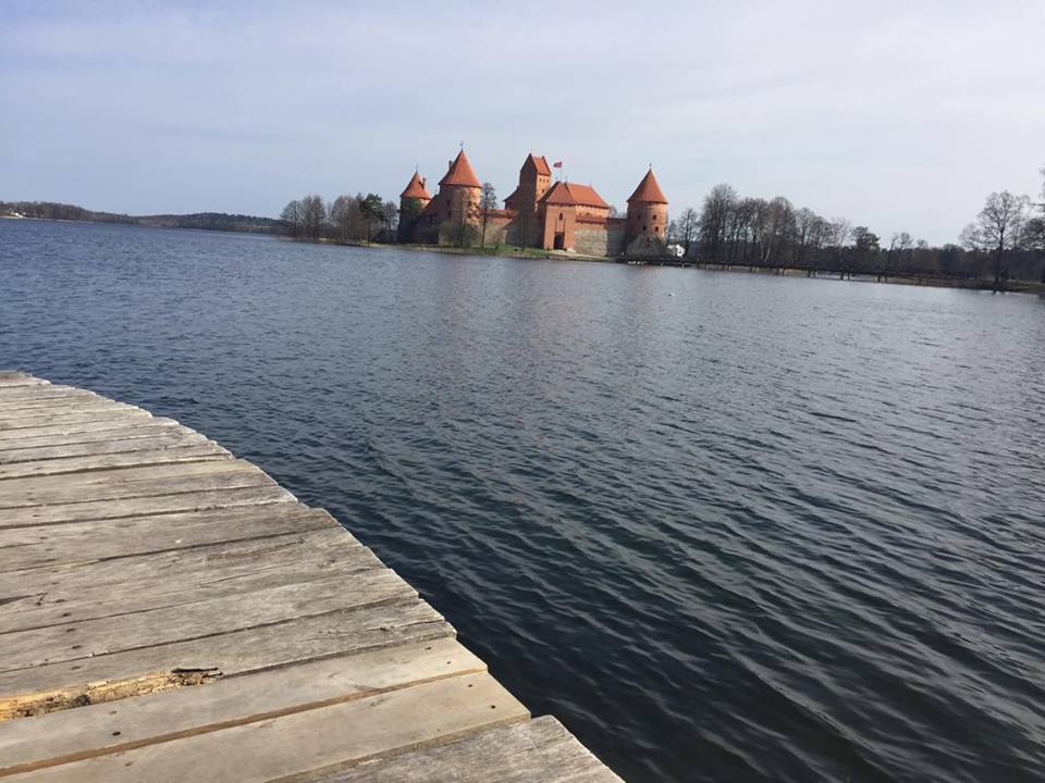 Einen Ausflug wert - die Burg Trakai, umgeben von Seen, Wäldern und weiter Landschaft. Vilnius.