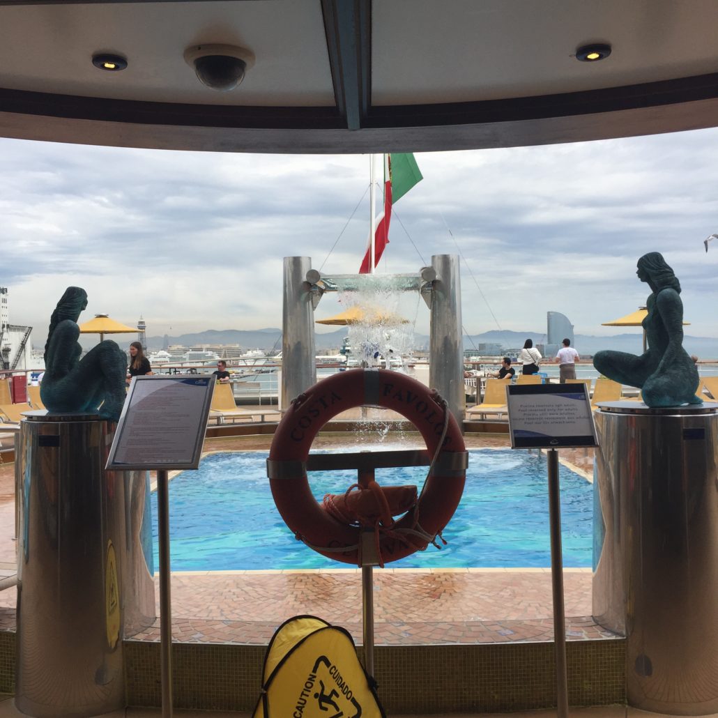 Wer will findet seine ruhigen Plätze, Liegestühle mit herrlicher Aussicht auf der Costa Favolosa. 