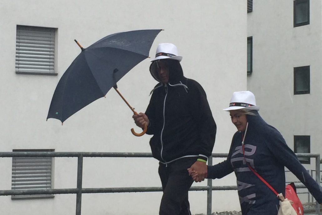 Die Wetterlage und die Lösung, Regenschirm und local.ch Sonnenhüte gegen den Regen. #TourDeSuisse