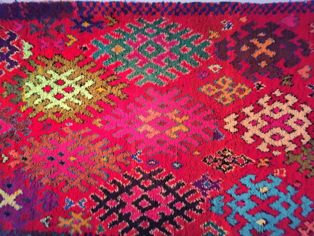 In der Kargheit der marokkanischen Sahara weben Frauen Teppiche und Kissen. 