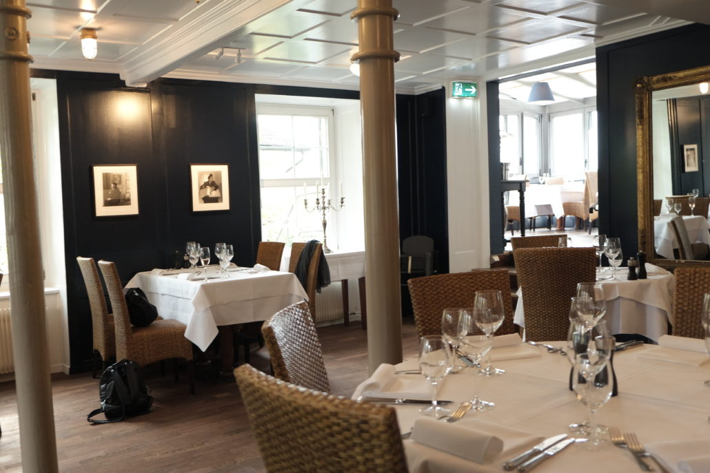 Sanft renoviert und im neuen Glanz erstrahlt das See Restaurant Steinburg in Küsnacht Zürich. 
