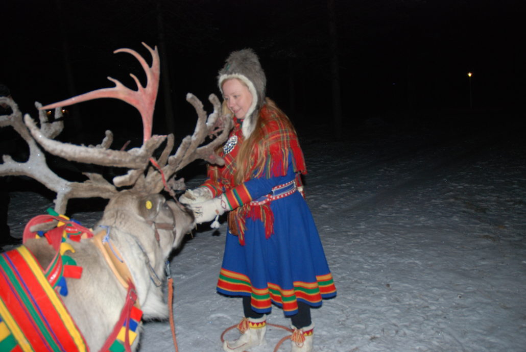 Die Finnen sind sehr traditionsbewusst. Eine junge Frau in er Tracht der Samen. 
