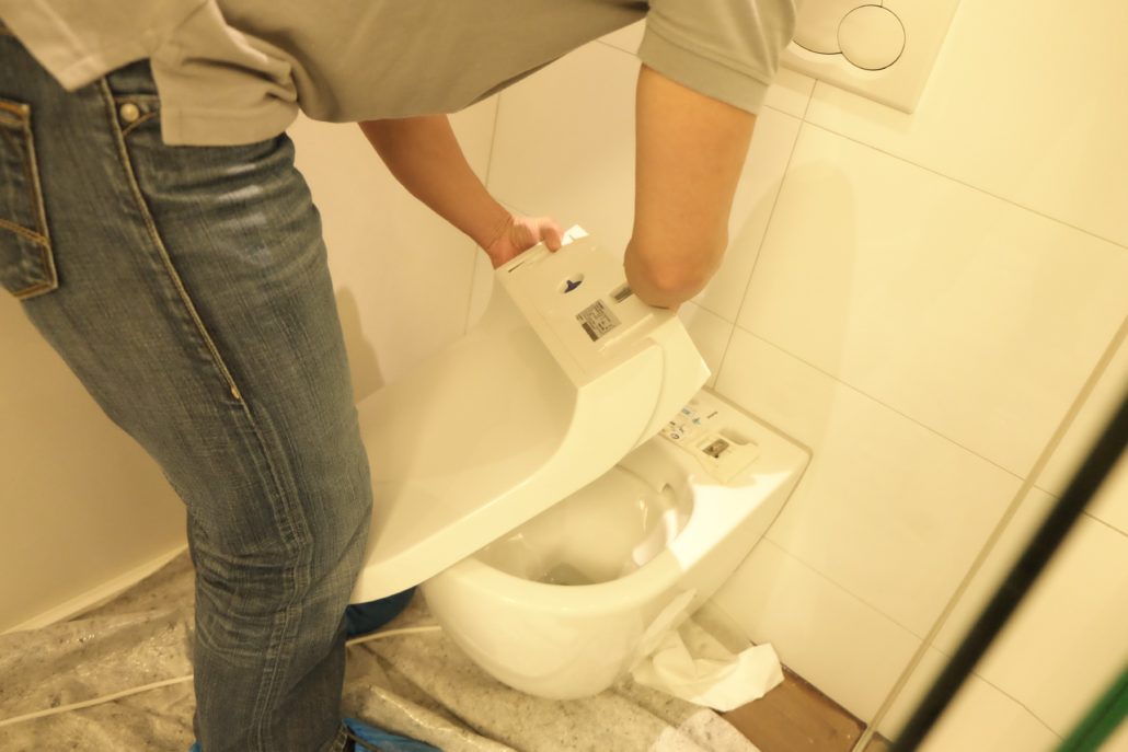 Der Einbau des AquaClean Tuma Dusch-WC Ausatzes läuft reibungslos ab. 