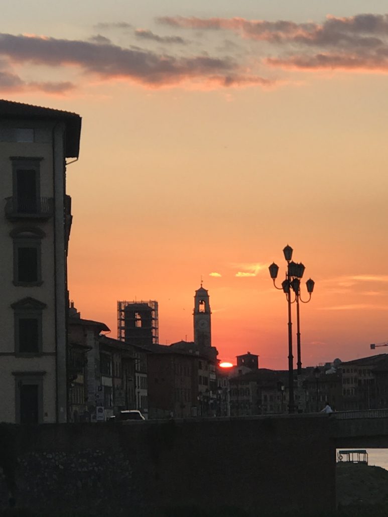 Pisa und der Arno versinken in der glühenden Sonne. Foto: Elisabeth Giovanoli
